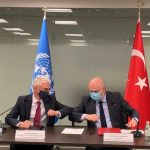 Birleşmiş Milletler İnsani İşler Koordinasyon Ofisi (OCHA), İstanbul’da ofis açacak. OCHA’nın İstanbul’da ofis açmasına ilişkin anlaşma New York’ta imzalandı. Türkiye’nin BM Daimi Temsilciliğinde gerçekleşen törende, BM İnsani İşlerden Sorumlu Genel Sekreter Yardımcısı Mark Lowcock ve Türkiye’nin BM Daimi Temsilcisi Feridun Sinirlioğlu anlaşmaya imza attı. ( Türkiye’nin BM Daimi Temsilciliği – Anadolu Ajansı )