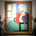 picasso_pencere_kenarinda_oturan_kadin