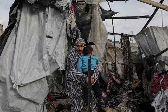 AA-20240528-34713455-34713443-ISRAELI_SHELLING_KILLED_AT_LEAST_21_PALESTINIANS_INCLUDING_CHILDREN_PALESTINIANS_MOURN