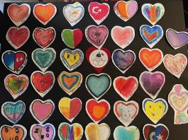 ABD’deki Cumhuriyet Okulu ögrencileri, Türkiye’deki yangın mağdurlarını, “Kalbimizdesiniz” mesajıyla andı